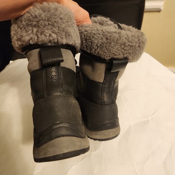 UGG Women's Adirondack III Boots in Black size 7.5 in VGUC - Picture 5 of 9